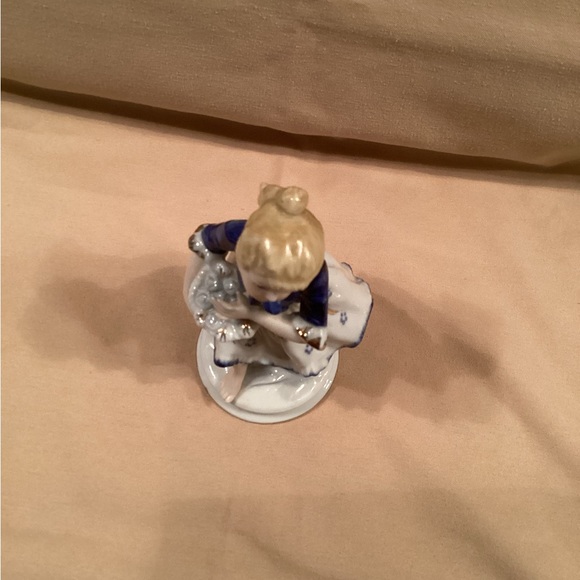 Porcelain figurine lady with berries. 7“ x 3“ blue and white. - Picture 8 of 11